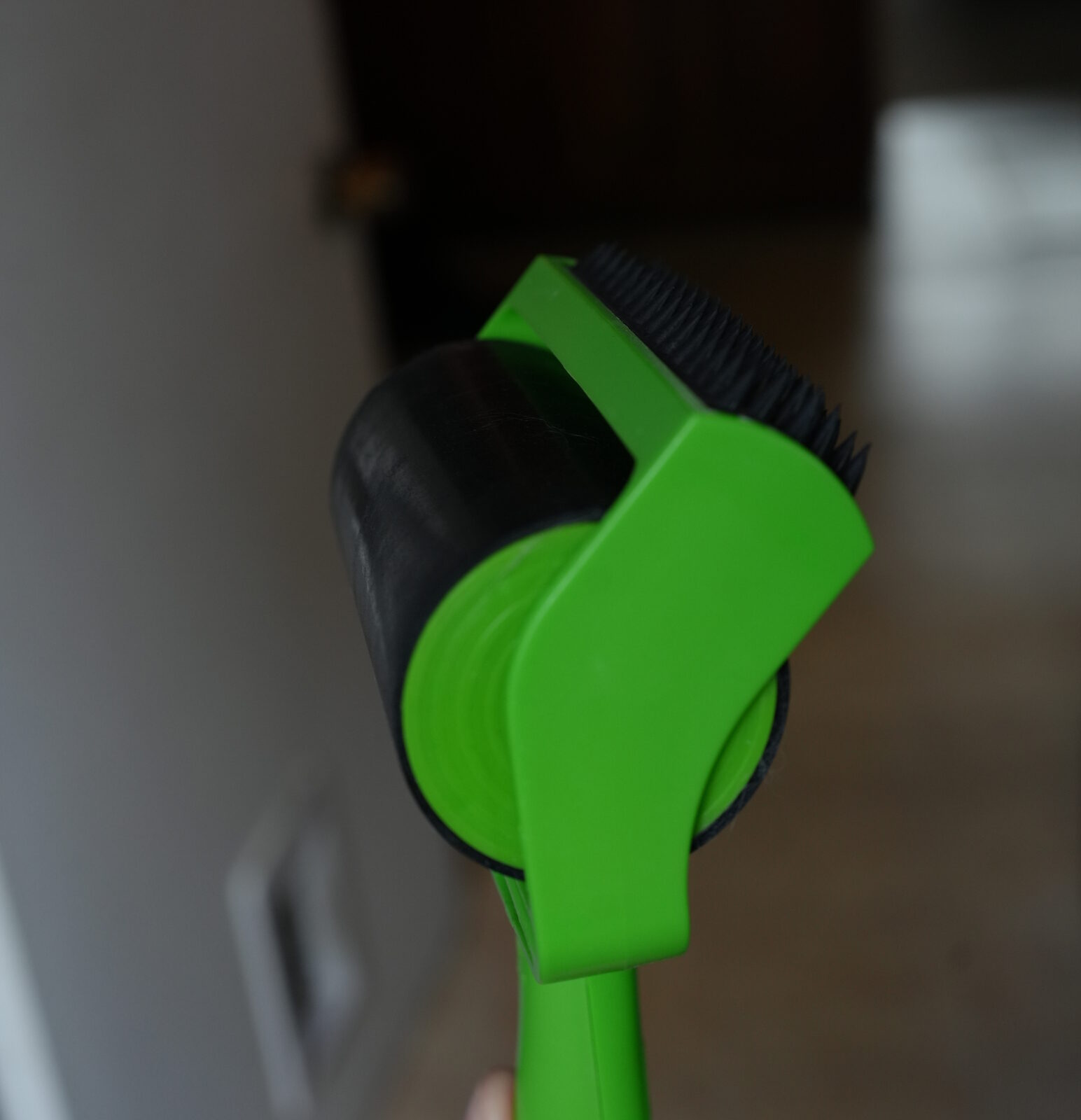Sticky Buddy knockoff reusable lint roller in green plastic, with rubber roller and brush head